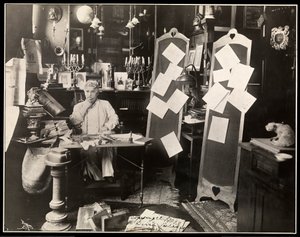 David Belasco i sit studie i New York, efter 1909 (sølv gelatinetryk)